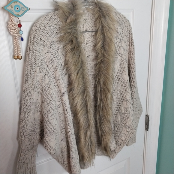 Faux fur trim cableknit cardigan - Picture 15 of 15